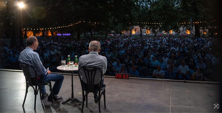 Professor & Wolf auf der Bühne im Theater im Park, August 2024